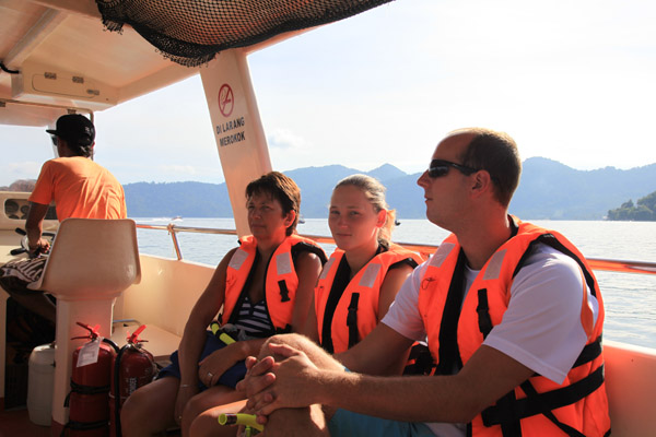 Op weg naar de eerste snorkellocatie Coral Reef Island